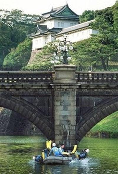 Голый иностранец устроил переполох у императорского дворца