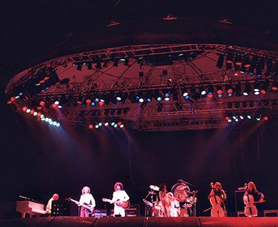 Топ-10 занимательных фактов о турах поп-звезд