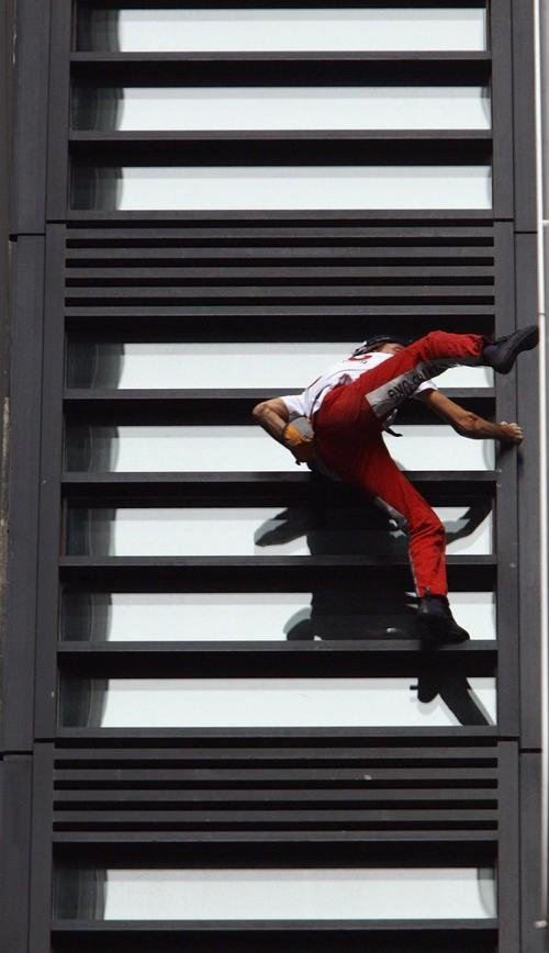 «Человек-паук» арестован на верхушке Башни Люмьер