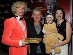 Аркадий Укупник вывел на сцену двухлетнюю дочь