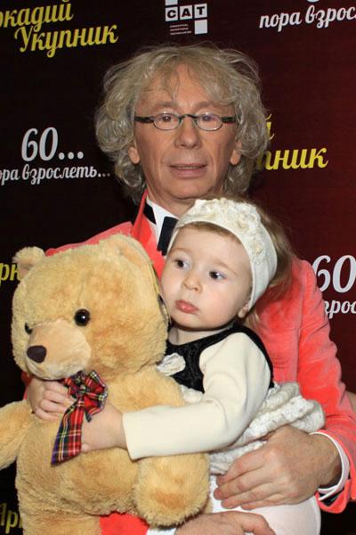 Аркадий Укупник вывел на сцену двухлетнюю дочь