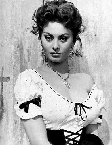 72-летняя Софи Лорен разделась в компании молодых звезд