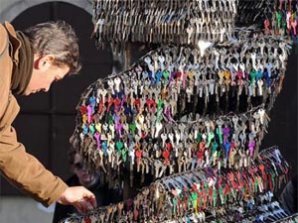 Статую «слепили» из 85 741 ключей