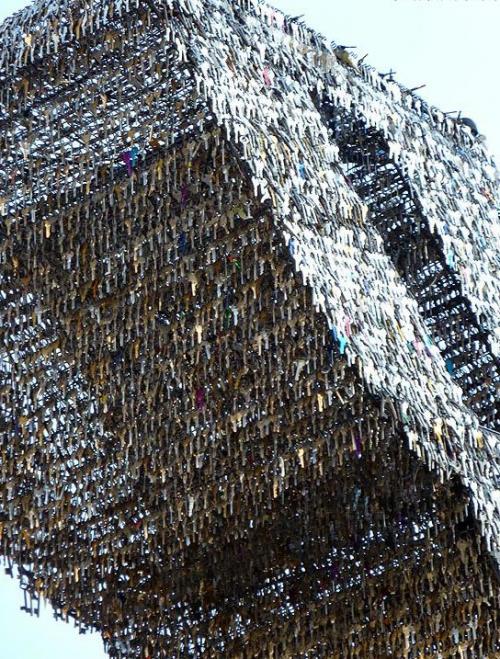 Статую «слепили» из 85 741 ключей