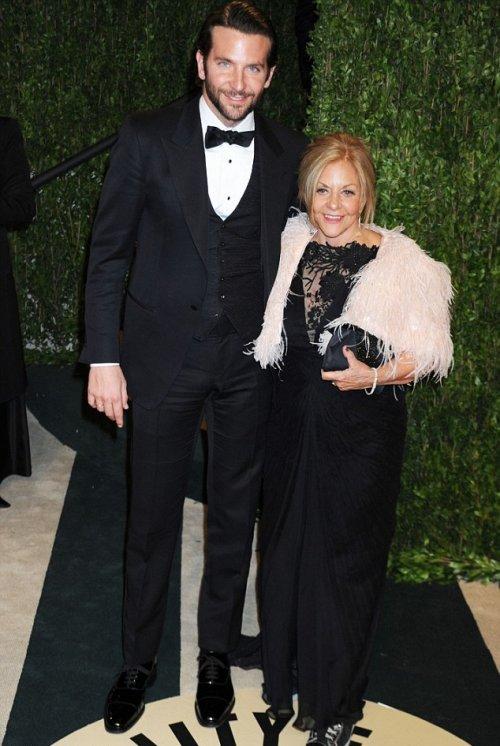 Брэдли Купер с мамой Глорией Компано

Миниатюрная блондинка, которую иногда можно увидеть рядом с Брэдли Купером на красной дорожке, не кто иная, как Глория Компано — мама голливудского красавца. Не только девушки наследуют красоту от матерей.