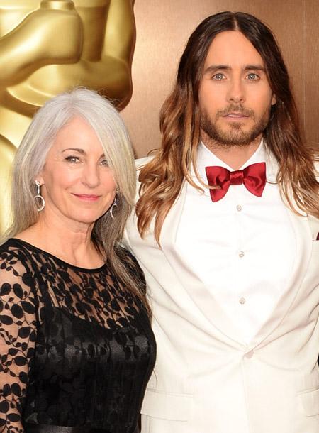 Джаред Лето с мамой Констанс Лето

Джареду Лето — 45 лет, его маме — 64. Эти ребята точно используют магию вне Хогвартса или просто объелись молодильных яблок.