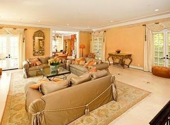 Миша Бартон продает дом