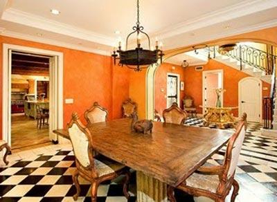 Миша Бартон продает дом