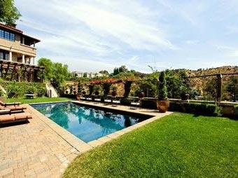 Миша Бартон продает дом