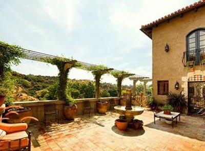 Миша Бартон продает дом