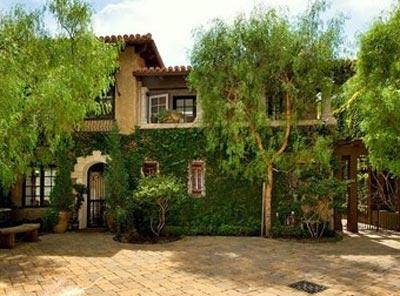 Миша Бартон продает дом