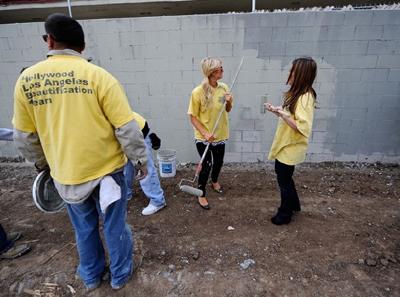 Пэрис Хилтон красит заборы на шпильках