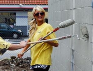 Пэрис Хилтон красит заборы на шпильках