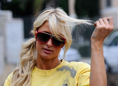 Пэрис Хилтон красит заборы на шпильках