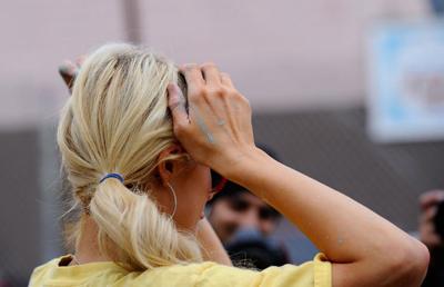 Пэрис Хилтон красит заборы на шпильках