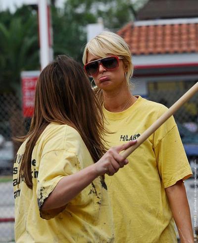 Пэрис Хилтон красит заборы на шпильках