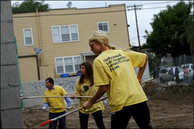Пэрис Хилтон красит заборы на шпильках