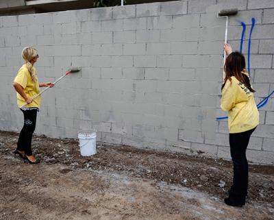 Пэрис Хилтон красит заборы на шпильках