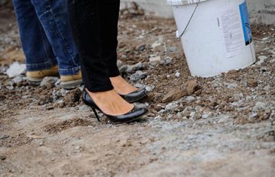 Пэрис Хилтон красит заборы на шпильках