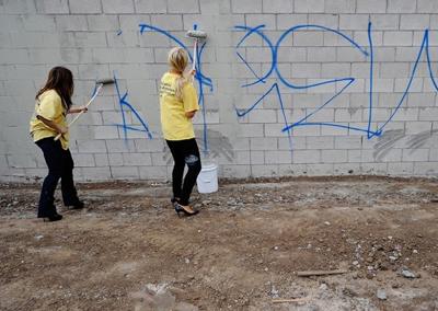 Пэрис Хилтон красит заборы на шпильках