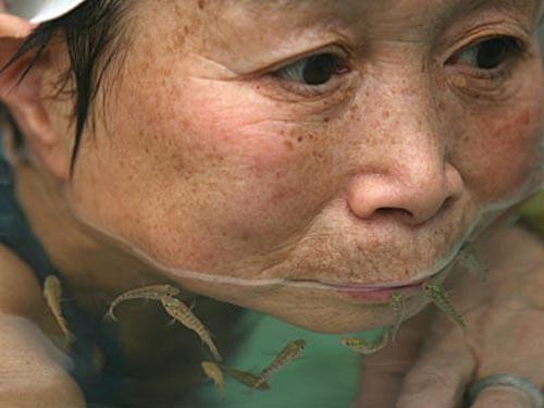 Ванна с рыбами-«людоедами» лечит и омолаживает