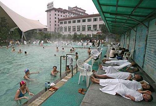 Ванна с рыбами-«людоедами» лечит и омолаживает