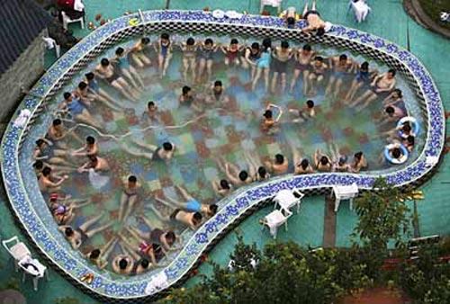 Ванна с рыбами-«людоедами» лечит и омолаживает