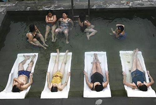 Ванна с рыбами-«людоедами» лечит и омолаживает