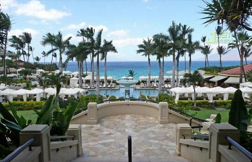 Беременная Николь Ричи устроила показательный заплыв