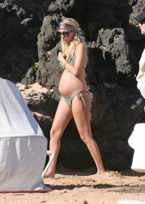 Беременная Николь Ричи устроила показательный заплыв