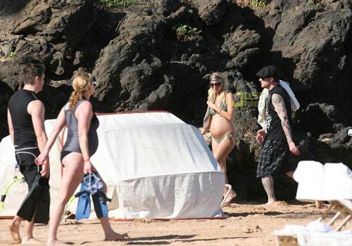 Беременная Николь Ричи устроила показательный заплыв