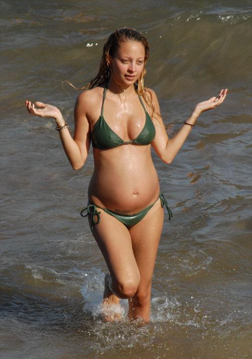 Беременная Николь Ричи устроила показательный заплыв