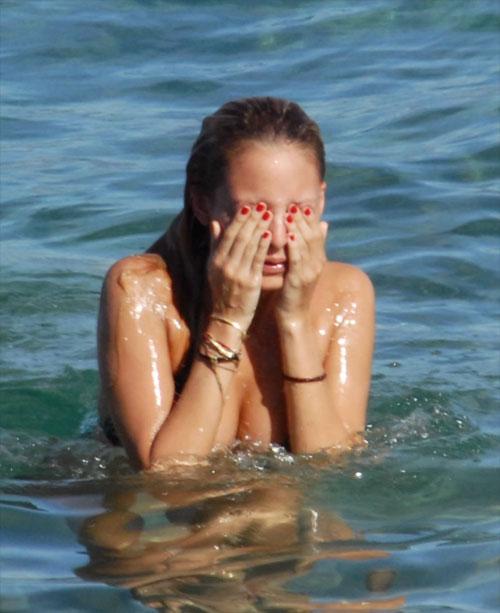 Беременная Николь Ричи устроила показательный заплыв