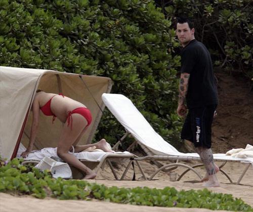 Беременная Николь Ричи устроила показательный заплыв