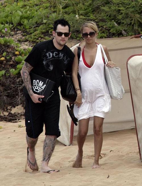 Беременная Николь Ричи устроила показательный заплыв