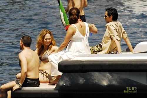 Дженнифер Лопес впервые показала тело после родов