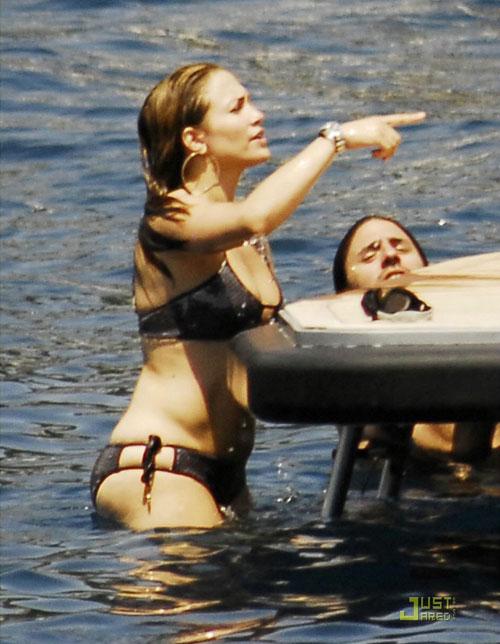 Дженнифер Лопес впервые показала тело после родов