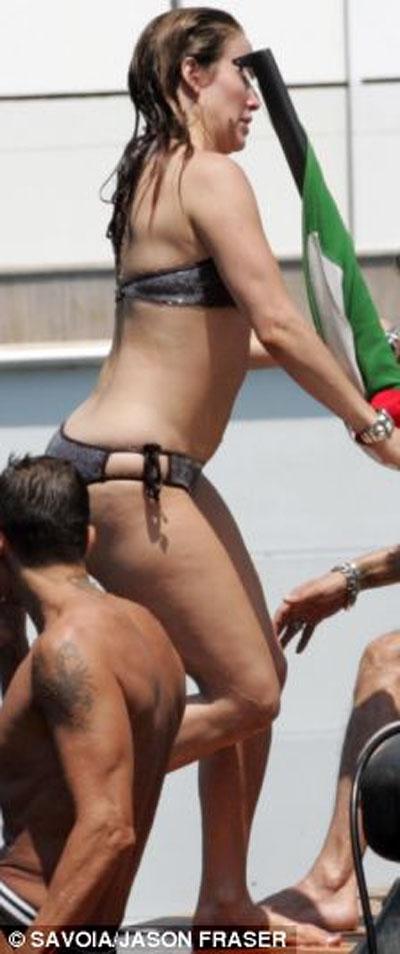 Дженнифер Лопес впервые показала тело после родов