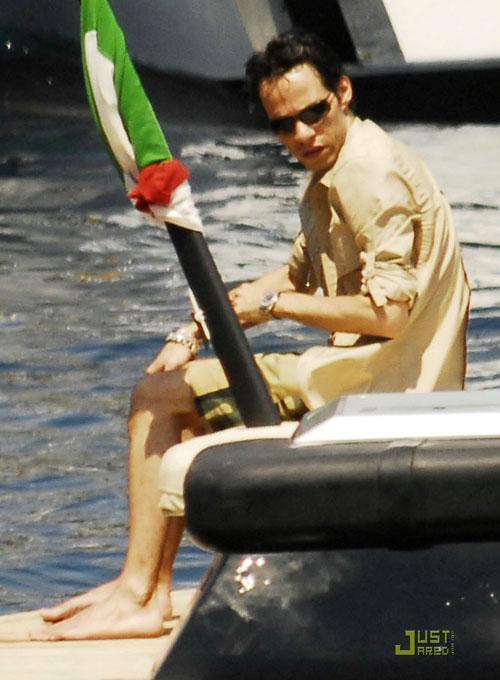 Дженнифер Лопес впервые показала тело после родов