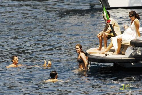 Дженнифер Лопес впервые показала тело после родов