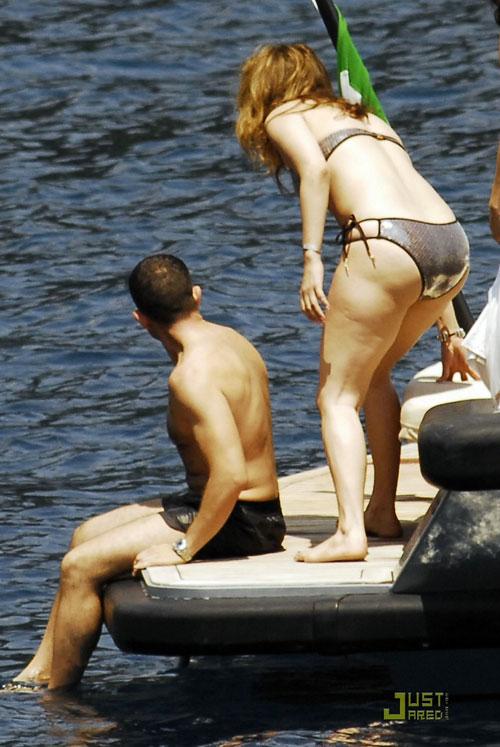 Дженнифер Лопес впервые показала тело после родов