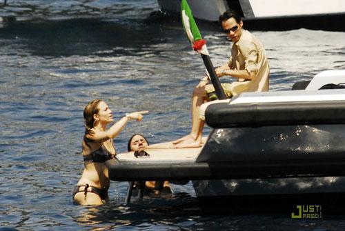 Дженнифер Лопес впервые показала тело после родов