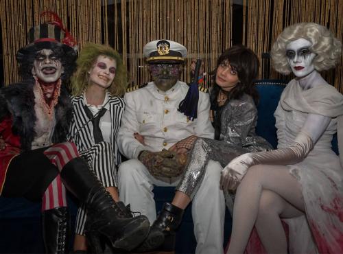 Как знаменитости отметили Хэллоуин 2018