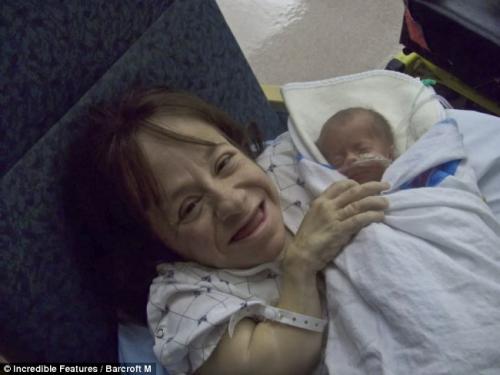 Самая маленькая мама в мире родила сына