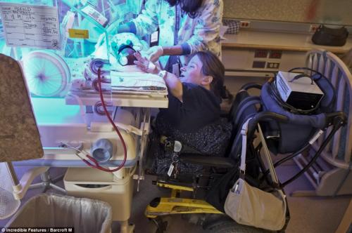 Самая маленькая мама в мире родила сына