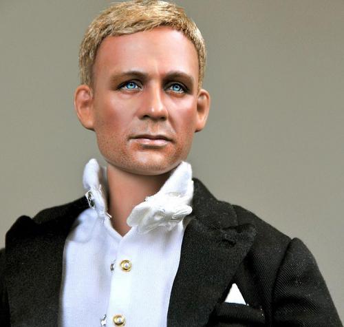 Художник создал портреты знаменитостей на куклах