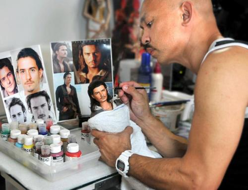 Художник создал портреты знаменитостей на куклах