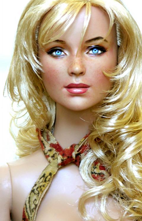 Художник создал портреты знаменитостей на куклах