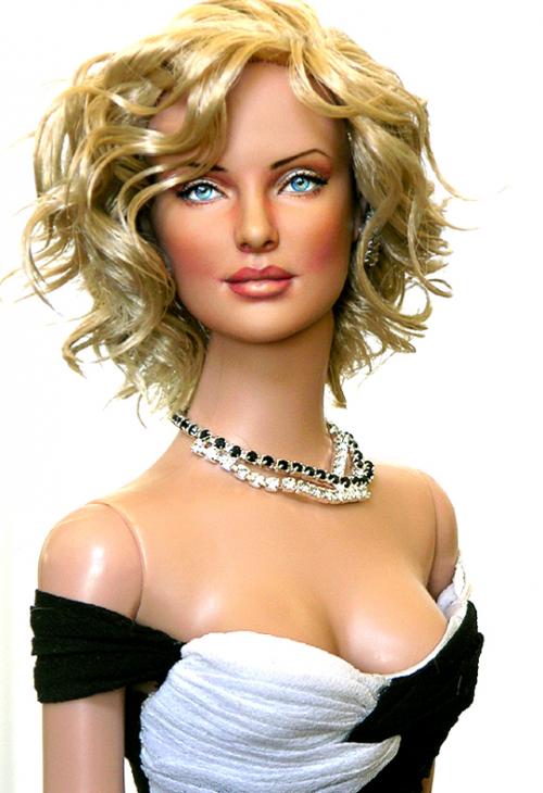 Художник создал портреты знаменитостей на куклах