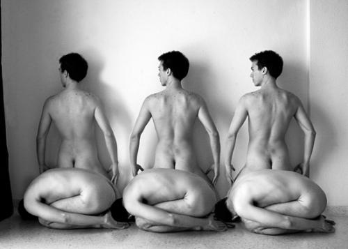 Художник сотворил мебель из человеческих тел